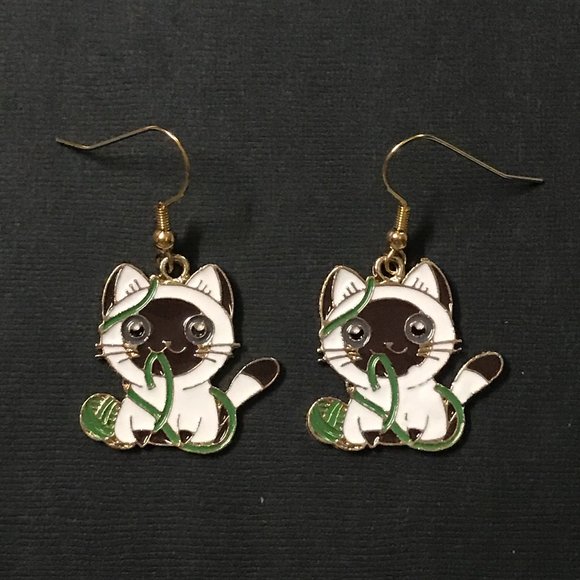Siamese Cat Playing with Ball of Yarn Gold Tone Pierced Earrings - Picture 1 of 3